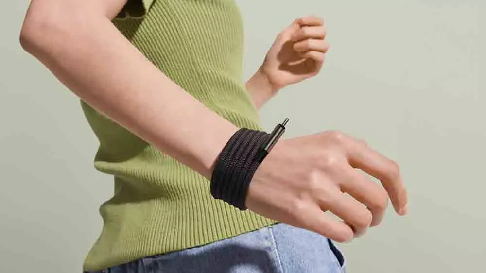 Kabel Baseus Magnetic USB-C/Lightning 1m 100W namotaný na ruce člověka_03