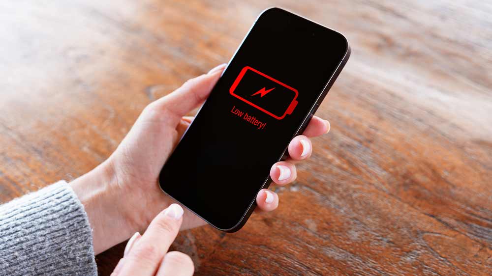 Telefón signalizujúci vybitú batériu_03