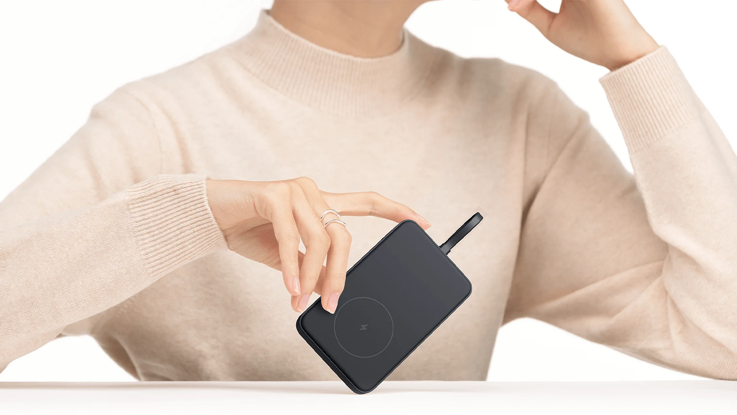 Žena s powerbankou Xiaomi Magnetic