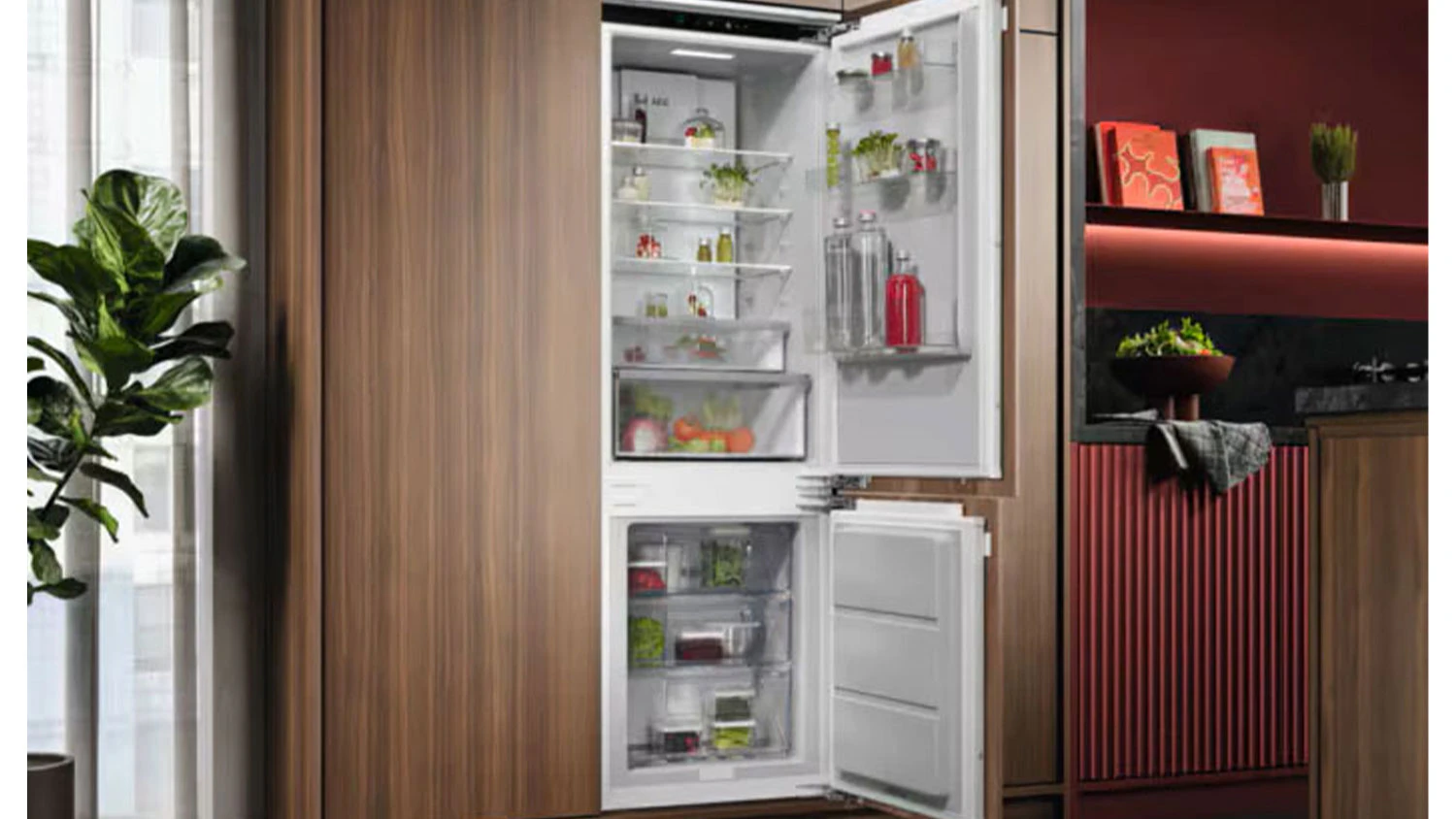 Vestavná kombinovaná lednice AEG 7000 TC7CS181AF v interiéru