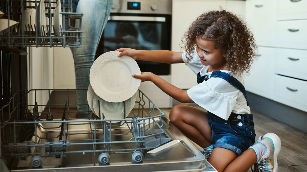 Malá holčička vytahuje nádobí z myčky_04