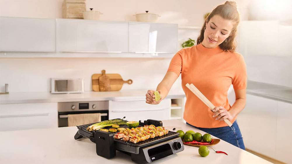 Žena griluje špízy a zeleninu na kontaktnom grile Braun MultiGrill 5 CG 5010_03