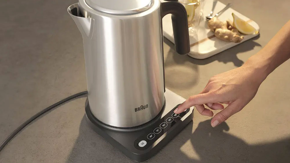 Žena nastavuje teplotu vody na konvici Braun WK5205BK_02