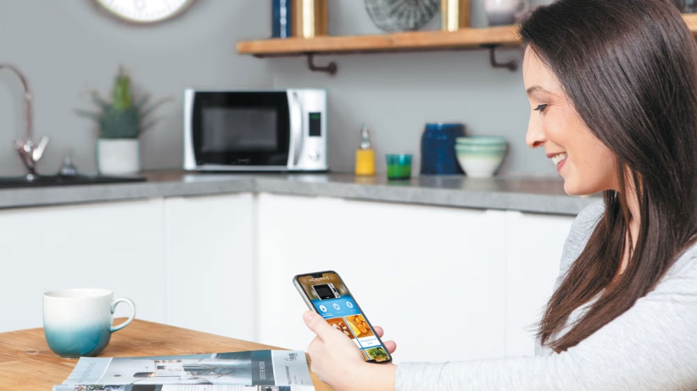 Žena pracuje s aplikací na telefonu_03