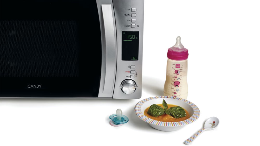 Mikrovlnná trouba CANDY CMXW 22DS a vedle ní stojící dětská láhev a příkrm_04