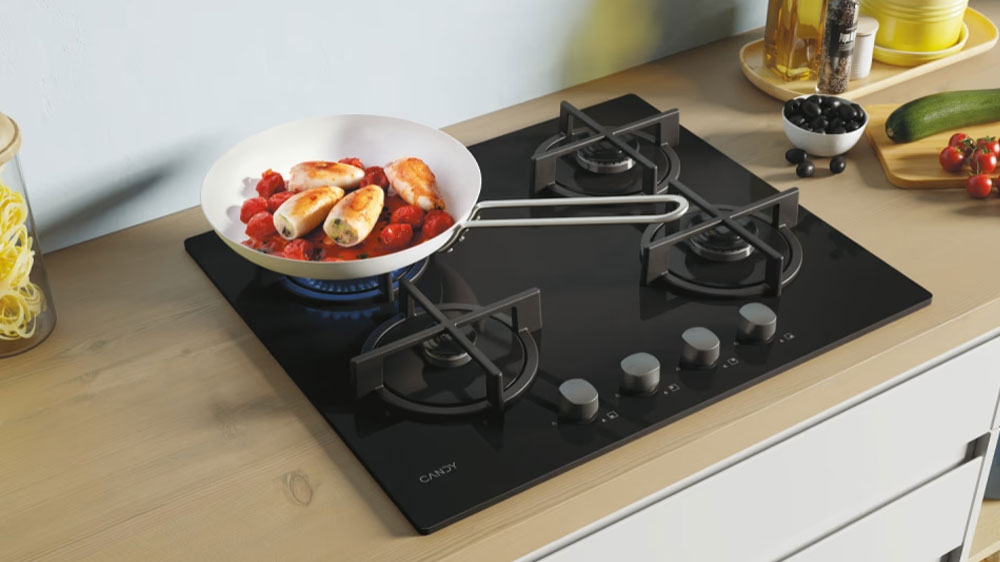 Na plynové varné desce Candy Idea CSG6B/4U2 se na pánvi připravuje jídlo_03