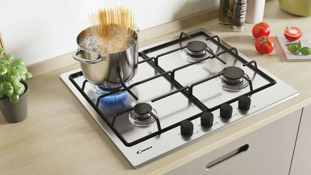 Na plynové varné desce Candy Idea CM6PBRX/4U2 se v hrnci vaří těstoviny_03