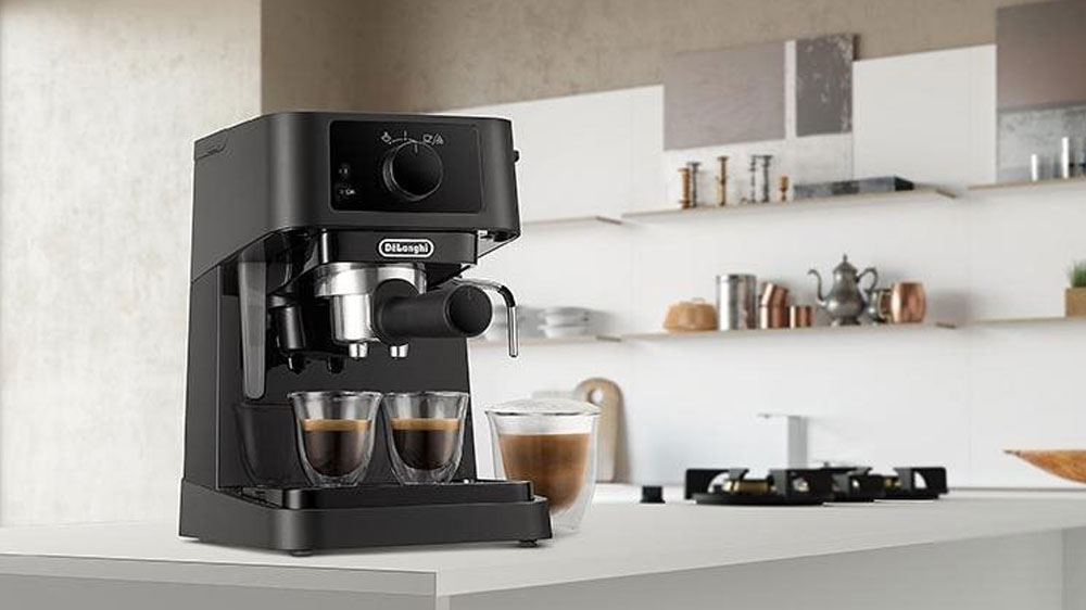 Pákový kávovar De'Longhi Stilosa EC 235.BK v kuchyni_02