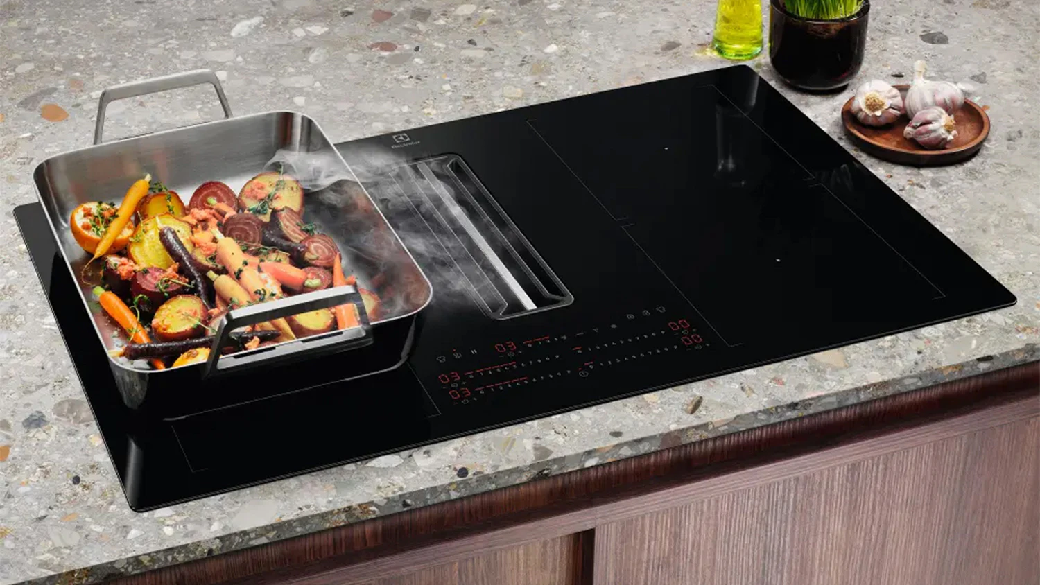 Indukční varná deska s odsavačem Electrolux KCC84453CK instalovaná v kuchyni
