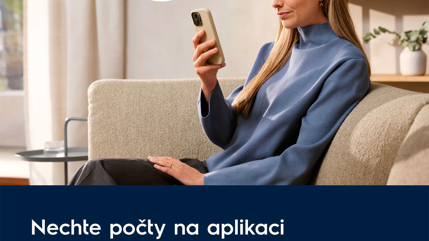 Žena ovl&aacute;d&aacute; su&scaron;ičku pr&aacute;dla Electrolux 900 PerfectCare EW9D787KC1C přes aplikaci