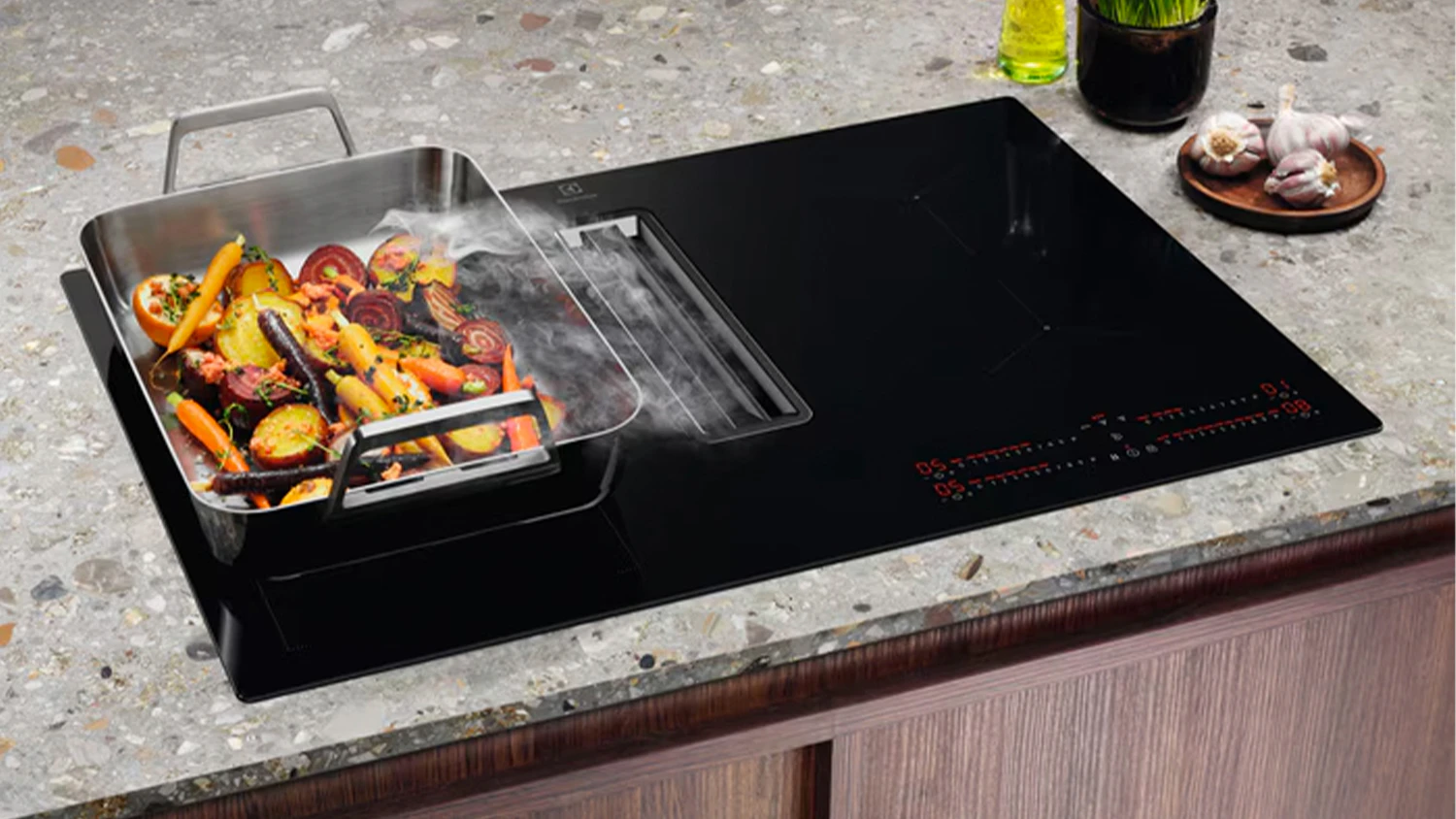 Indukčn&iacute; varn&aacute; deska s odsavačem Electrolux ECC83410CK instalovan&aacute; v lince