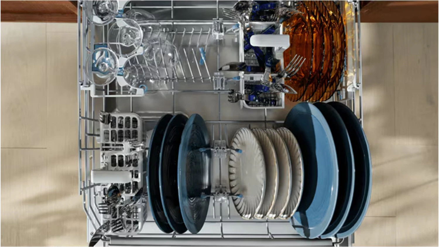 Naskládané nádobí v myčce Electrolux E92LX220P