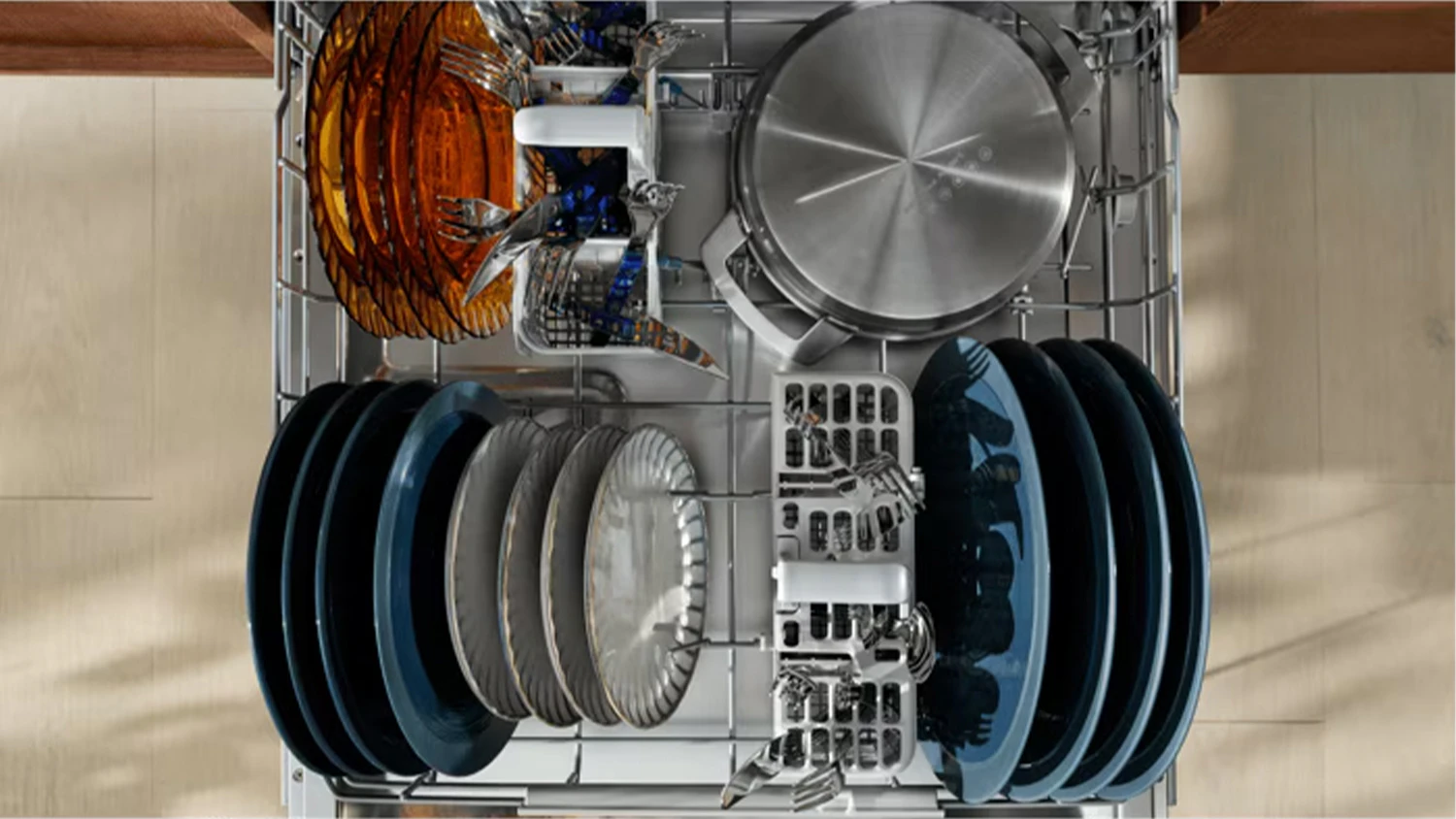 Naskládané nádobí v myčce Electrolux E72IA200SX