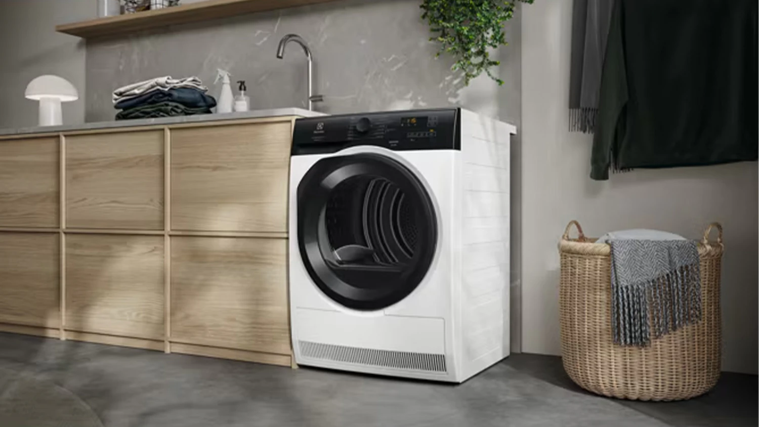 šička prádla Electrolux EW6D88CBC 600 GentleCare instalovaná v koupelně