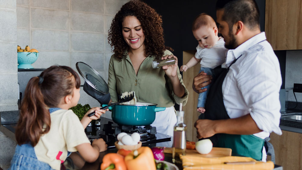 Rodina při společném vaření_04