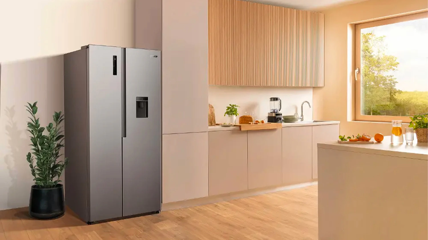 Volně stoj&iacute;c&iacute; americk&aacute; lednice Gorenje NRS917E61X stř&iacute;brn&aacute; v dom&aacute;cnosti