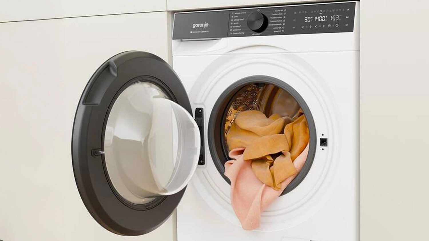 Otevřená pračka Gorenje WG614A4P1 s prádlem uvnitř