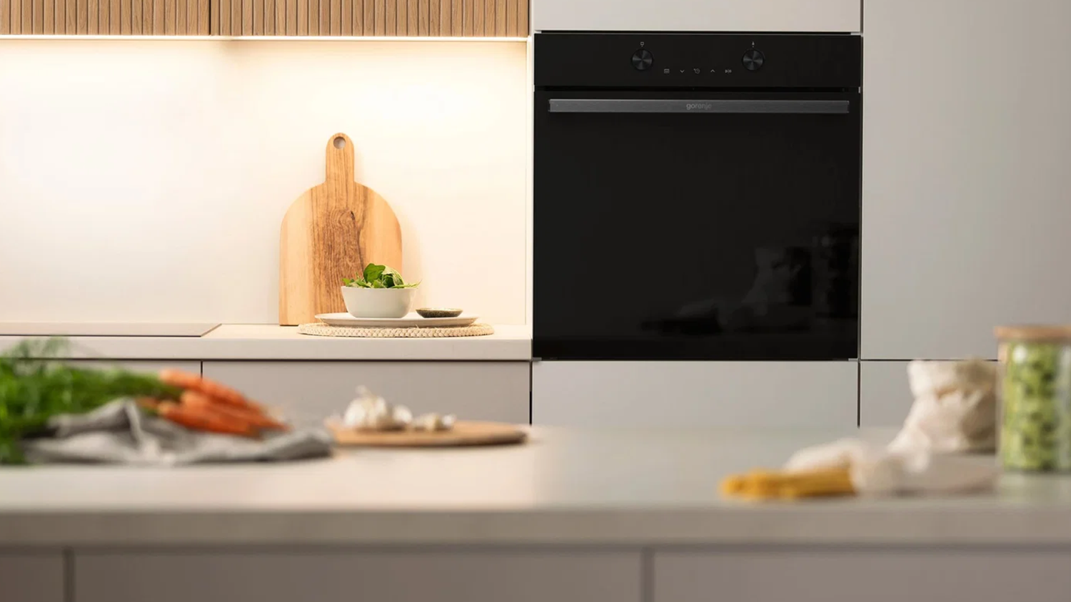 Vestavn&aacute; horkovzdu&scaron;n&aacute; trouba Gorenje BOP6737E05EPBG instalovan&aacute; v interi&eacute;ru