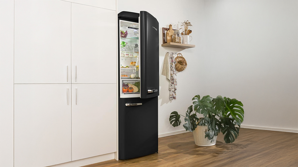 Pootevřená kombinovaná chladnička Gorenje ONRK619DBK v kuchyni_02