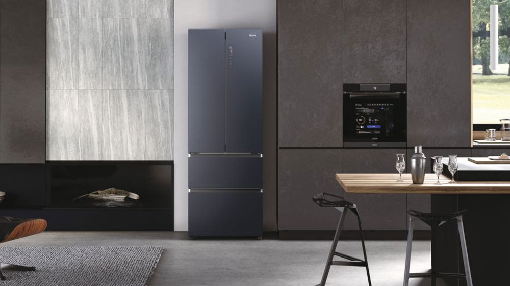 Americká lednice Haier HFW7720ENMB v kuchni_02