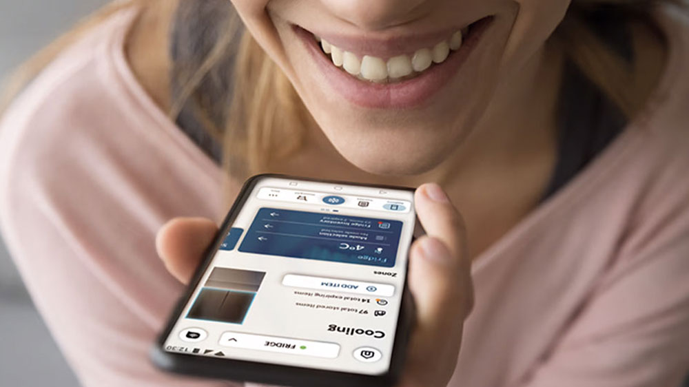 Žena s aplikací hOn v mobilu_04