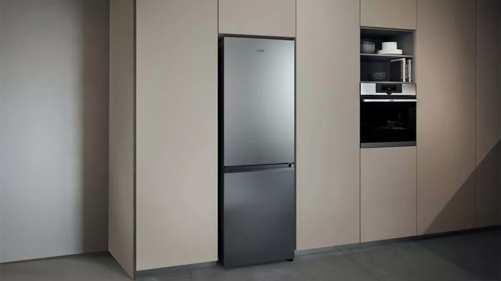 Kombinovaná lednice Haier HDPR1618CNPK umístěná v kuchyni_02