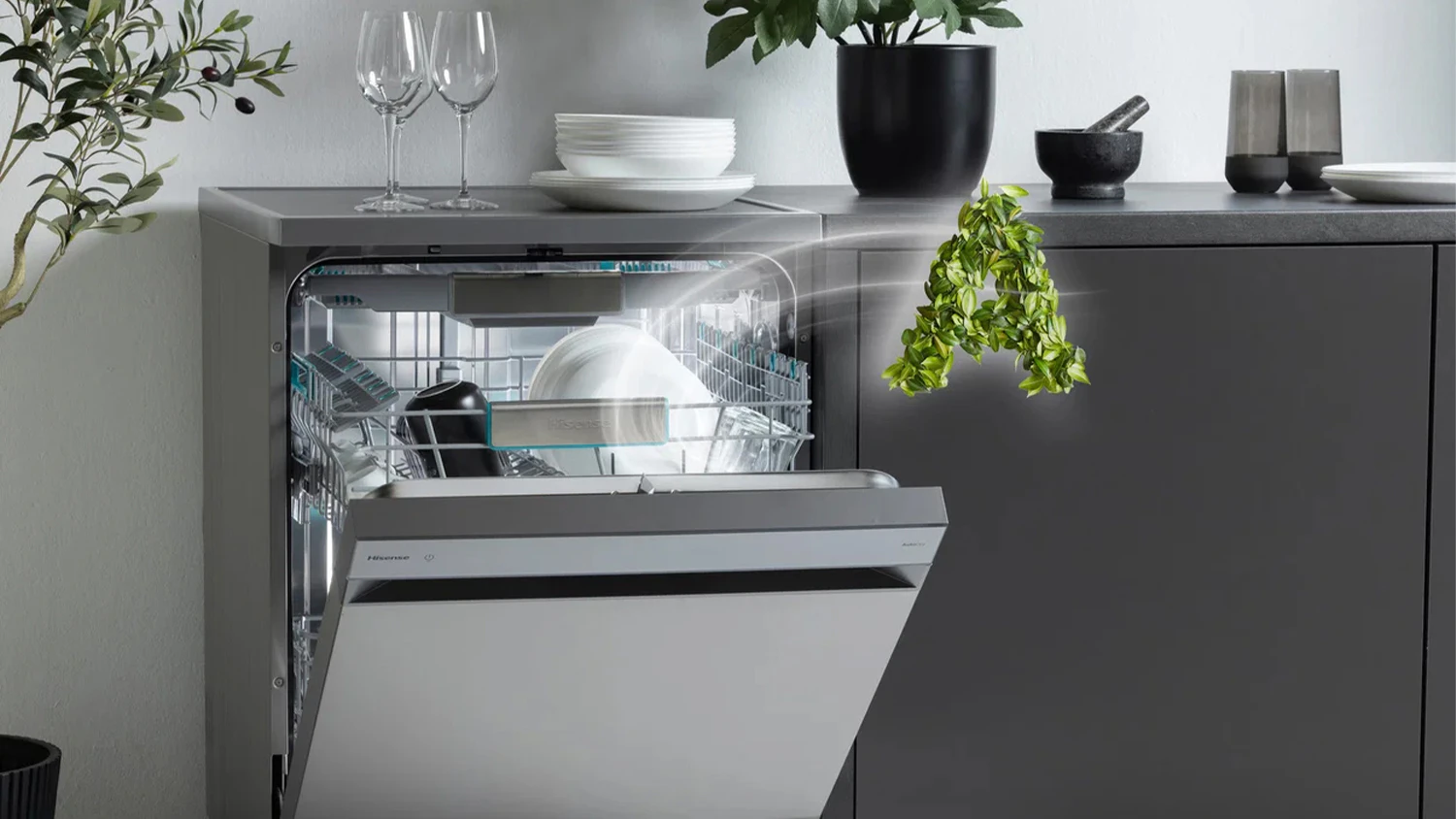 Myčka Hisense v kuchyni s písmenem A z listů