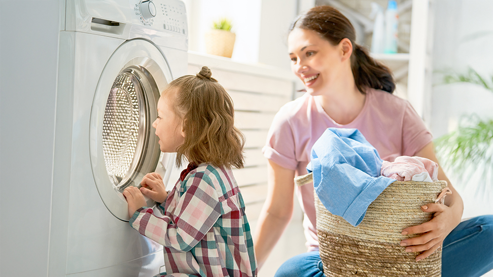 Maminka s dcerkou u pračky_02