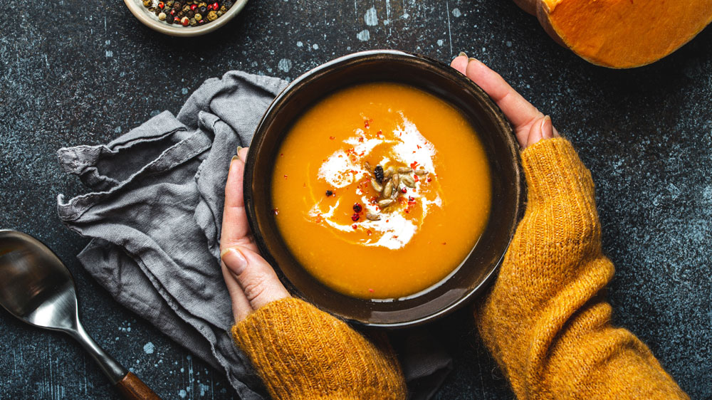 Ruce držící polévku_03