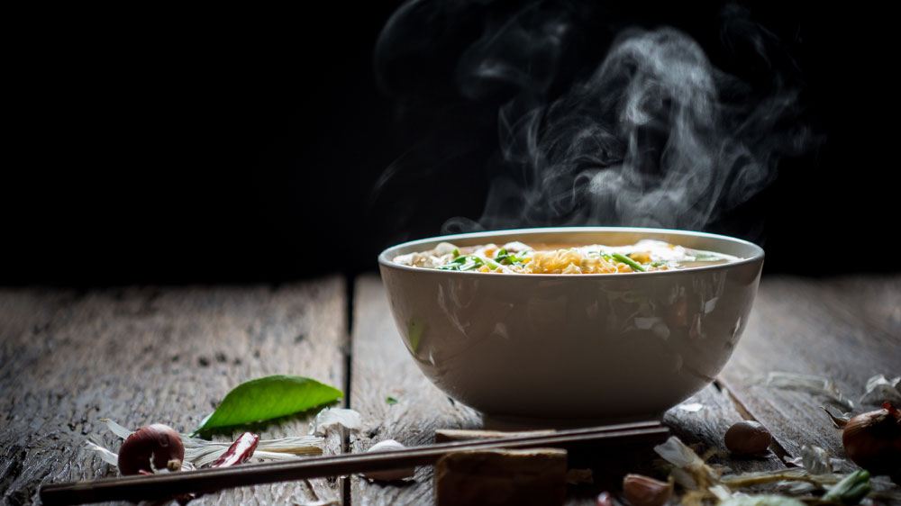 Miska s jídlem, ze které se kouří_02