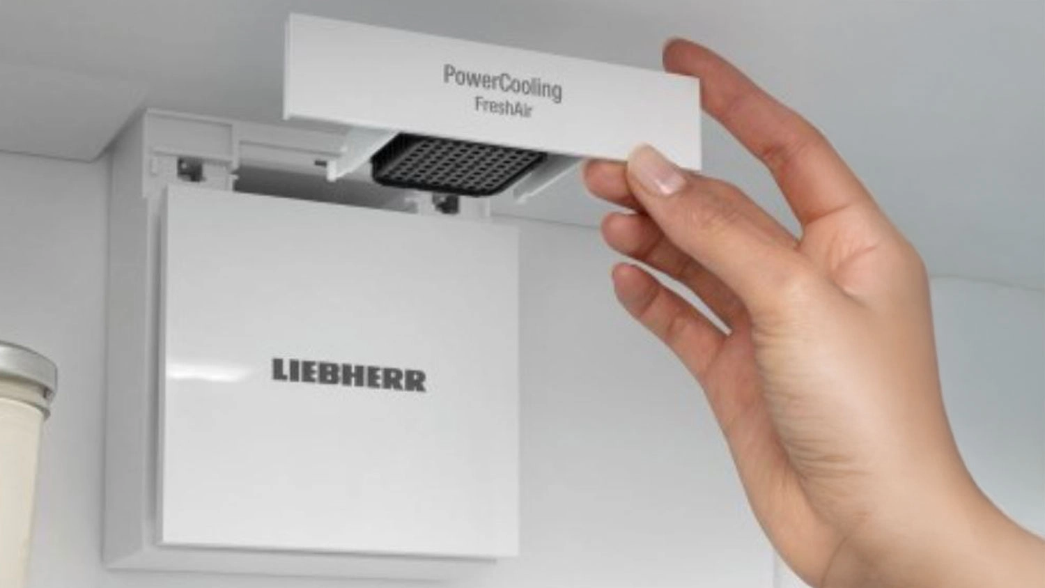 Výměna filtru s aktivním uhlím Liebherr FRESAIR