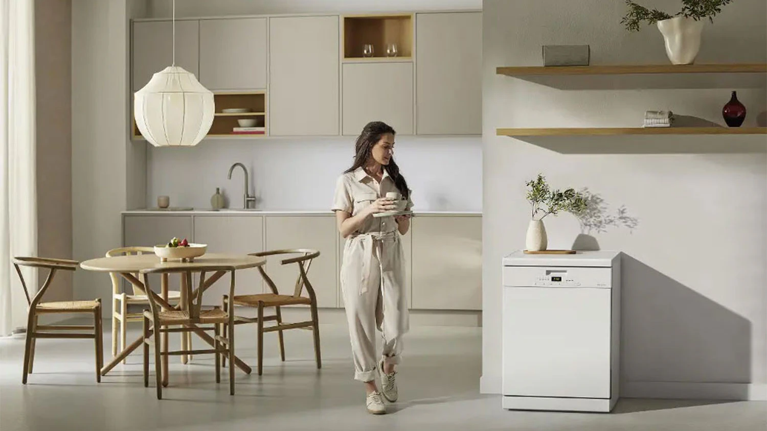 Žena procházející kolem myčky Miele G 5811 SC Active Plus
