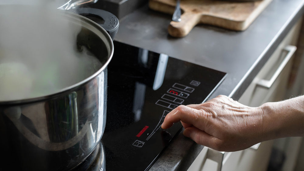 Žena vaří na plotně_03