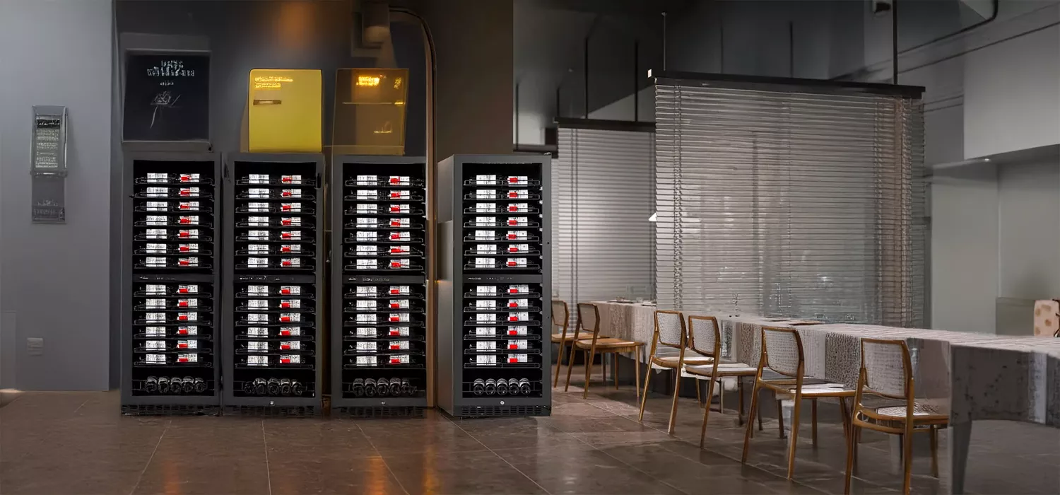 Dvouz&oacute;nov&aacute; vinot&eacute;ka Philco PW 131 GDC v restauraci