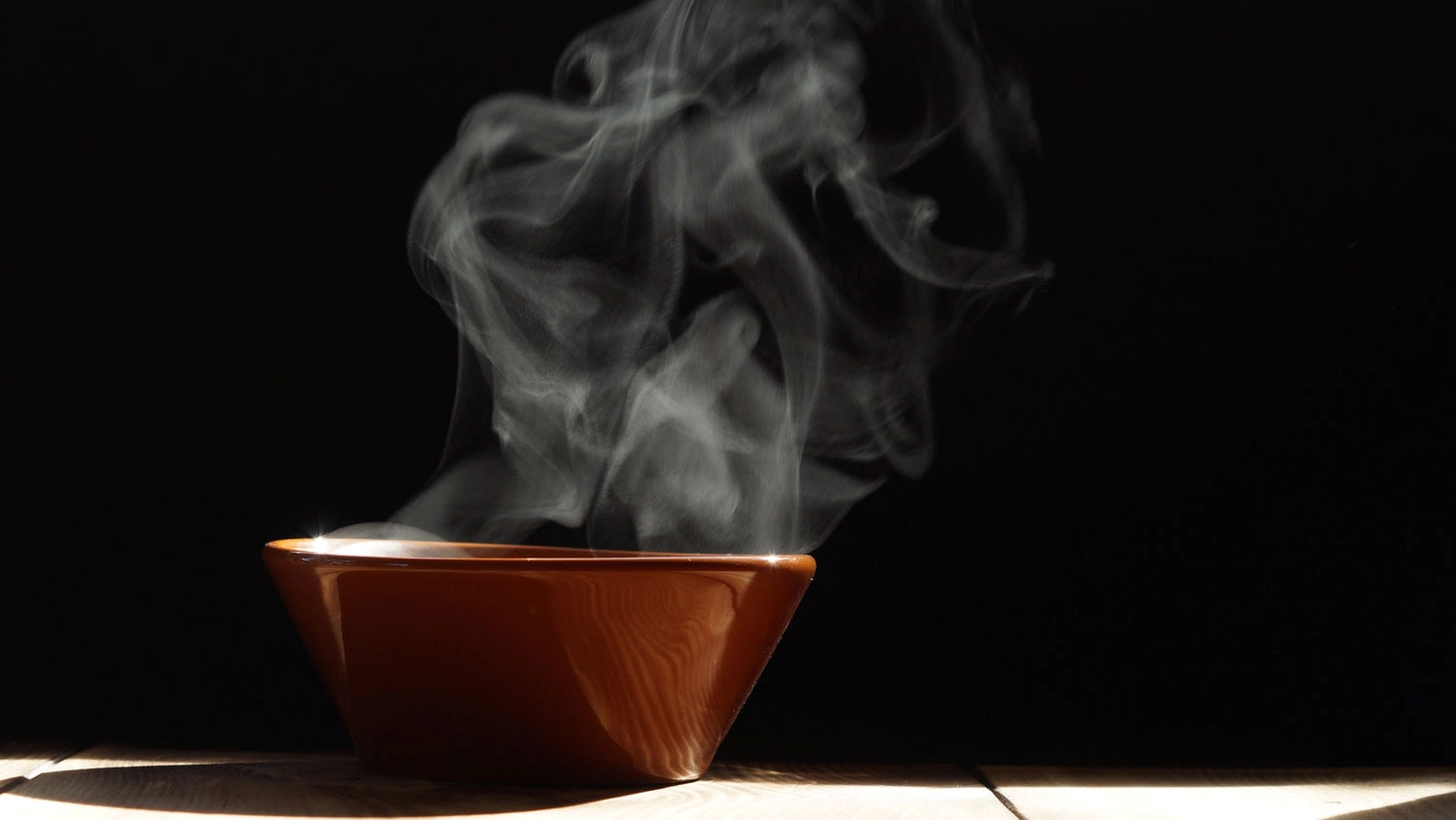 Miska s hor&uacute;cim jedlom.