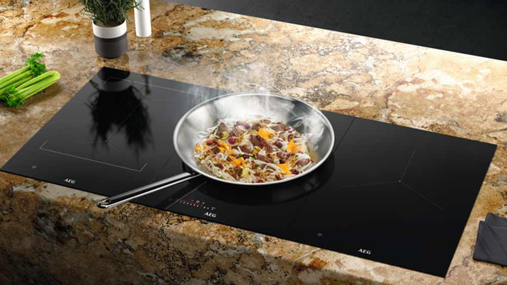 Příprava jídla na varné desce AEG IKE 42640KB_03