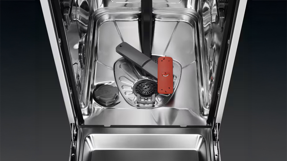 Vestavn&aacute; myčka n&aacute;dob&iacute; AEG FSE62417P rameno SatelliteClean_04