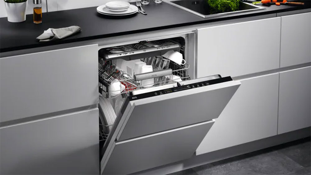 Vestavn&aacute; myčka n&aacute;dob&iacute; AEG FSK93718P v interi&eacute;ru_03