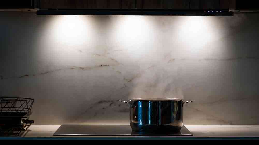 Hrniec s parou na kuchynskej linke_02