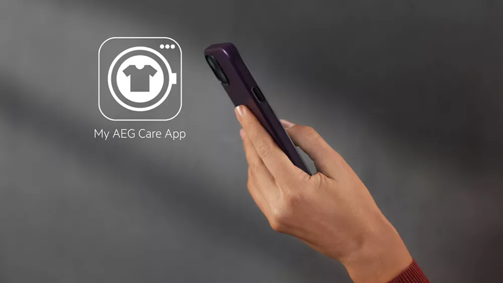 Mobilní telefon v ruce s aplikací AEG_03