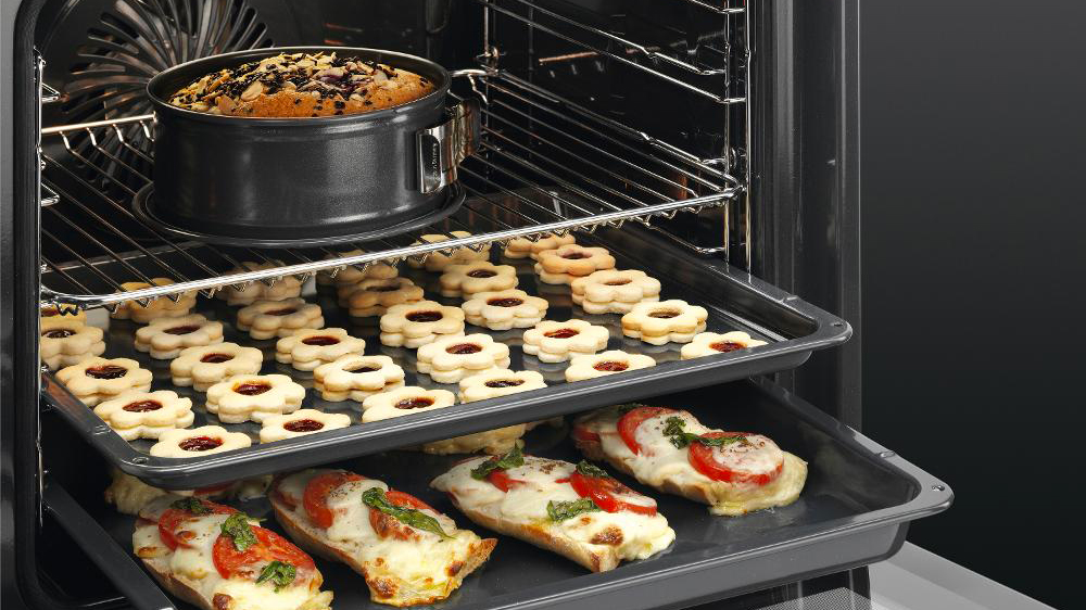 Různé pokrmy pečené současně ve vestavné troubě AEG BES331111B_02