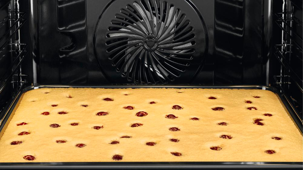 Buchta na plechu ve vestavné troubě AEG BES331111B_03