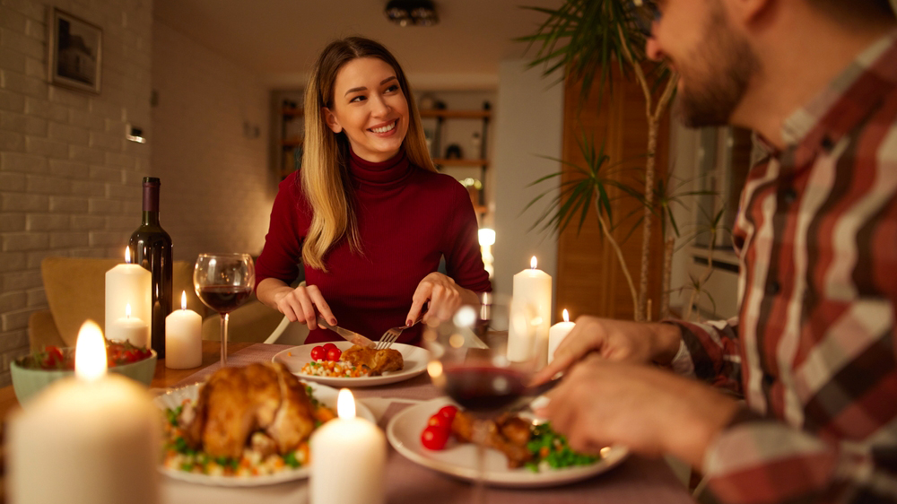 Muž a žena sedící u prostřeného svátečního stolu_05