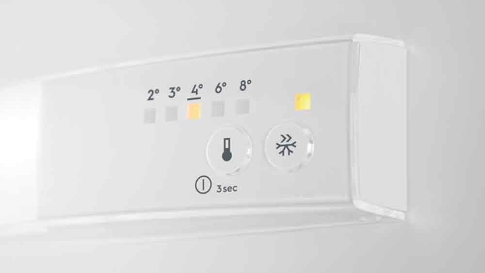 Elektronické ovládání vestavné chladničky s mrazicí přihrádkou AEG OSF6I82EF_03