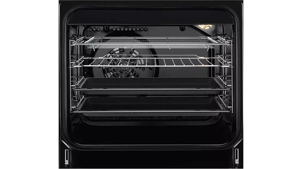 Vnitřní prostor trouby indukčního sporáku AEG CIB56491BW_05