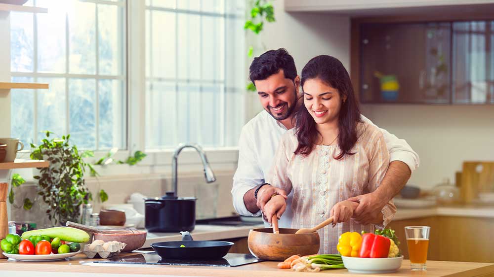 Mladý pár společně vaří_03