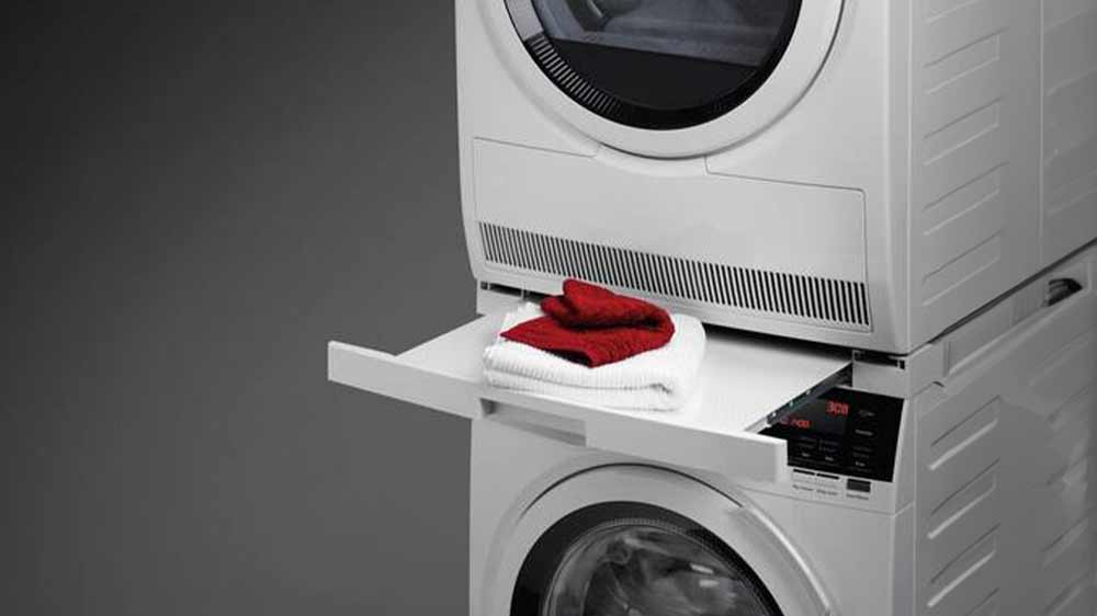 Spojovací mezikus mezi pračkou a sušičkou s vysunutou policí_02