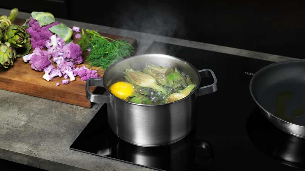 Zelenina v hrnci na desce AEG TO64IC00FB_03