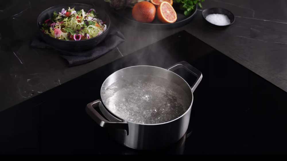 Vařící se voda v hrnci na AEG TI84IB10FB_04