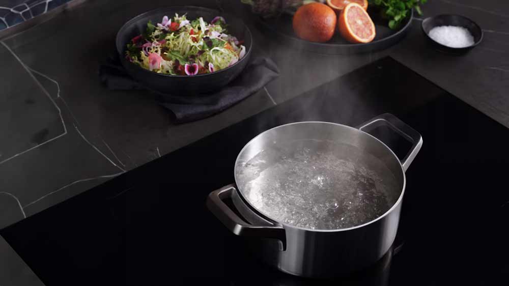 Vařící se voda v hrnci na AEG TI84IB30FB_04